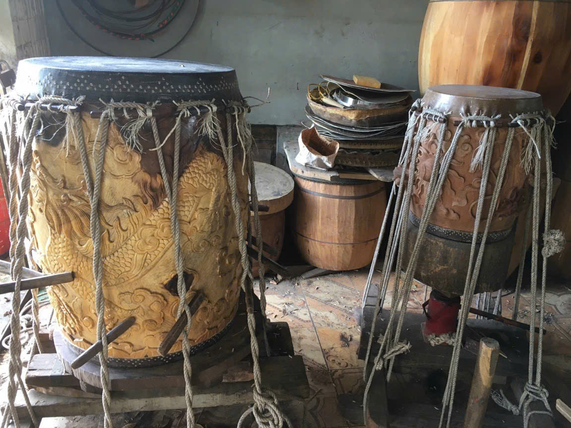 Công đoạn bưng mặt trống – Bí quyết tạo nên âm thanh chuẩn của trống gỗ truyền thống