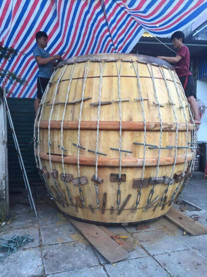 Công đoạn bưng mặt trống – Bí quyết tạo nên âm thanh chuẩn của trống gỗ truyền thống