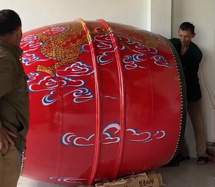 Khoảnh khắc thử tiếng trống nhà thờ dòng họ – Âm vang từ trống gỗ Đọi Tam