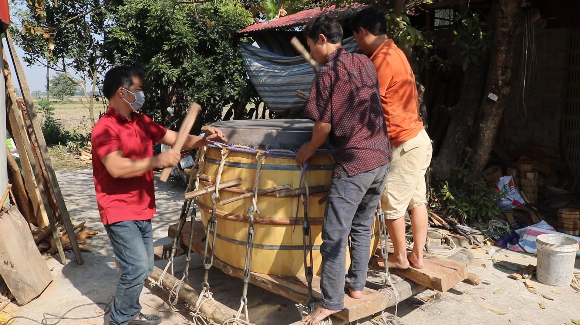 Xảm Trống – Công Đoạn “Siết Lại” Độ Căng Và Độ Tròn Của Mặt Trống Thủ Công