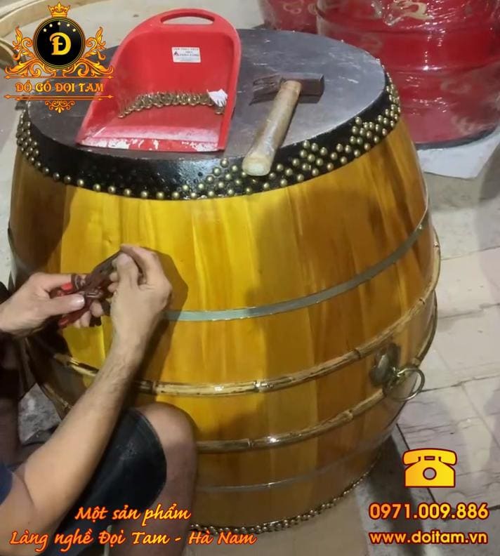 Công Đoạn Đóng Đinh Đồng Trang Trí Cho Quả Trống Gỗ Thủ Công Đọi Tam