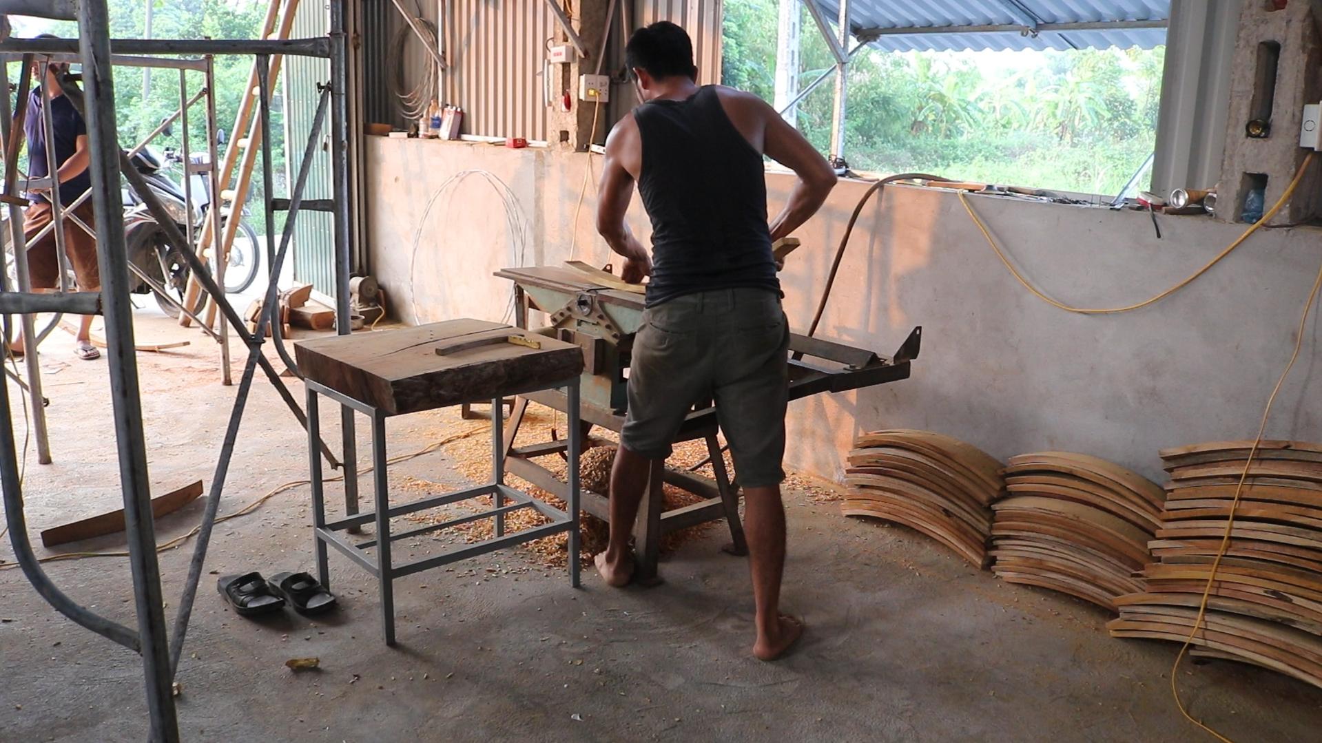 Dựng thân trống gỗ – Bước khởi đầu quyết định hình dáng của một chiếc trống truyền thống
