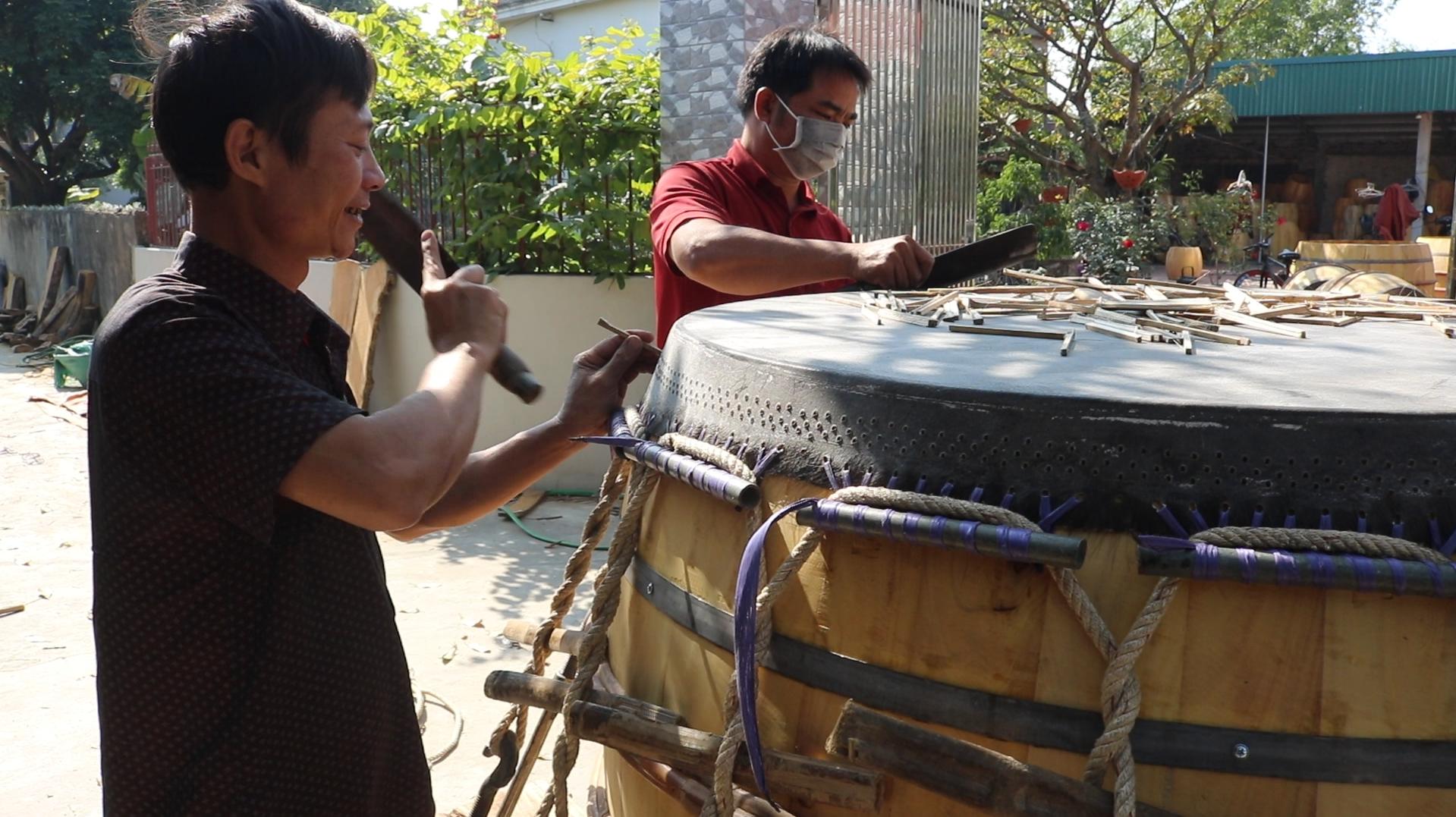 Đóng Đinh Tre Cố Định Mặt Trống – Công Đoạn Nhỏ Nhưng Quyết Định Độ Bền Của Trống Gỗ
