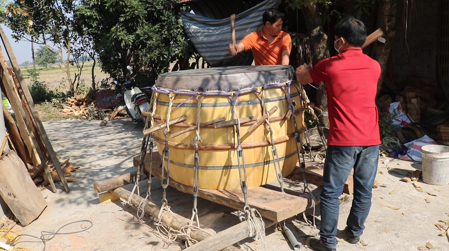 Xảm Trống – Công Đoạn “Siết Lại” Độ Căng Và Độ Tròn Của Mặt Trống Thủ Công