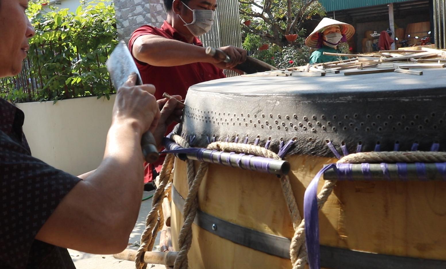 Đóng Đinh Tre Cố Định Mặt Trống – Công Đoạn Nhỏ Nhưng Quyết Định Độ Bền Của Trống Gỗ