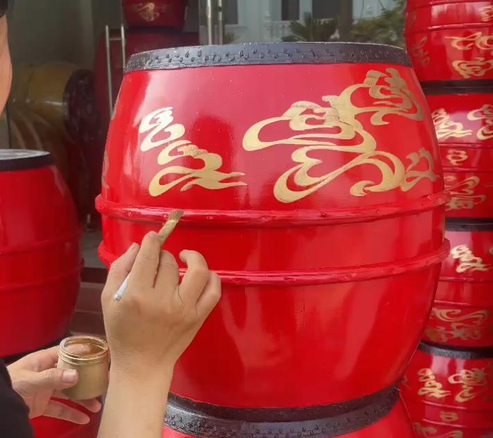 Người Thợ Vẽ Mây Cho Trống Gỗ Đọi Tam – Khi Hoa Văn Cũng Mang Hồn Của Tiếng Trống
