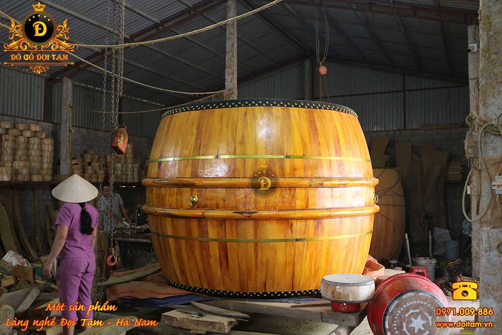 Bưng mặt trống gỗ mít đường kính lớn nhất tại Làng nghề Đọi Tam - Đồ Gỗ Đọi Tam