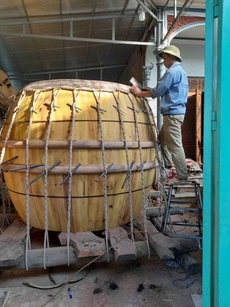 Công đoạn bưng mặt trống – Bí quyết tạo nên âm thanh chuẩn của trống gỗ truyền thống